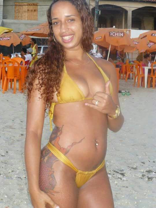 Ein freches Strandmädchen aus Recife stellt Bilder von ihrer Muschi ins Netz