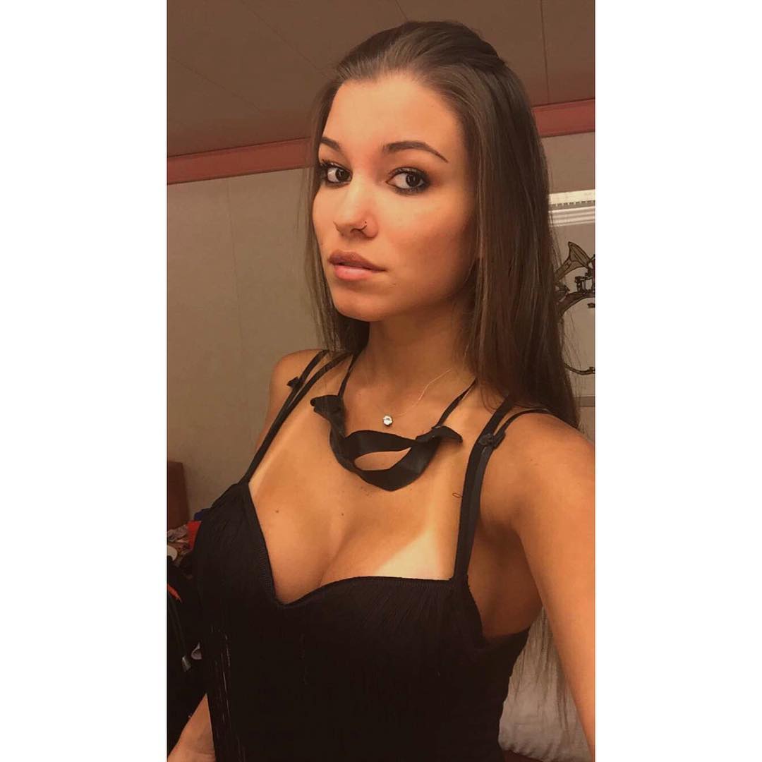 Schönes Snapchat-Mädchen stellt intime Fotos online