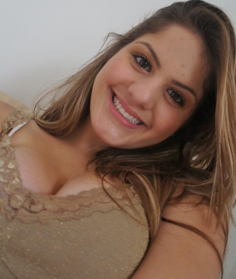 Brasilianische Hottie zeigt ihre schönen Brüste und leckt sie