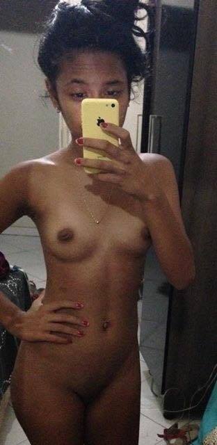 Skinny mulatto Victoria nackt im Spiegel