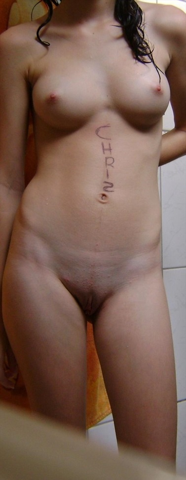 Nacktes Mädchen machte Fotos in der Dusche und stellte sie online