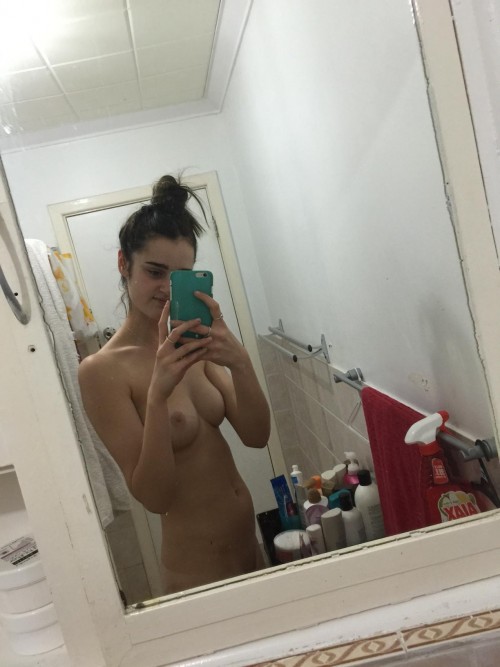 18-jähriges schlankes Mädchen nimmt Bilder von ihren süßen Titten online