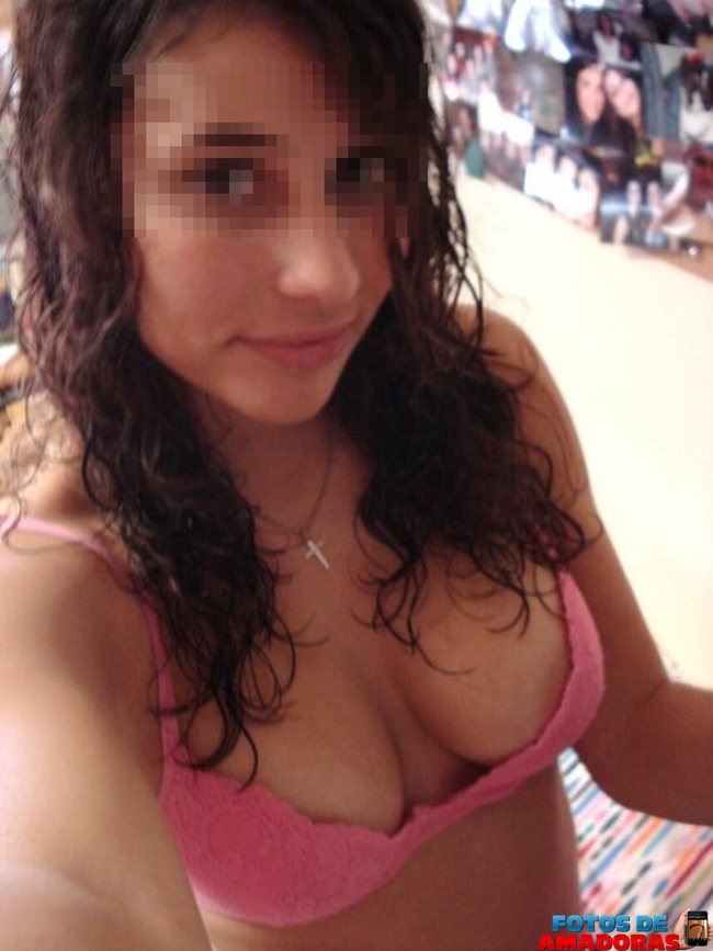 Heißes junges Mädchen nackt in Amateurfotos für ihren Freund